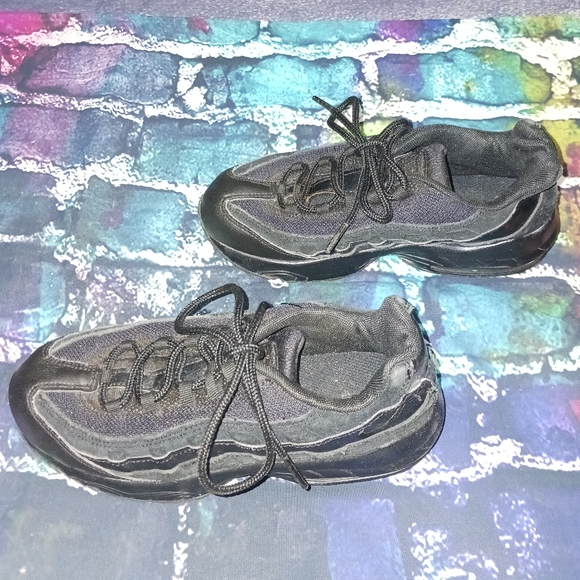 Nike Air Max 95 Classics Triple Black Youth Size 2Y - Picture 4 of 6